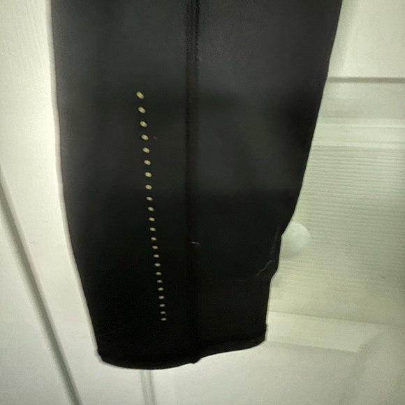 TrueFeat Black Leggings with Pockets - Picture 3 of 7